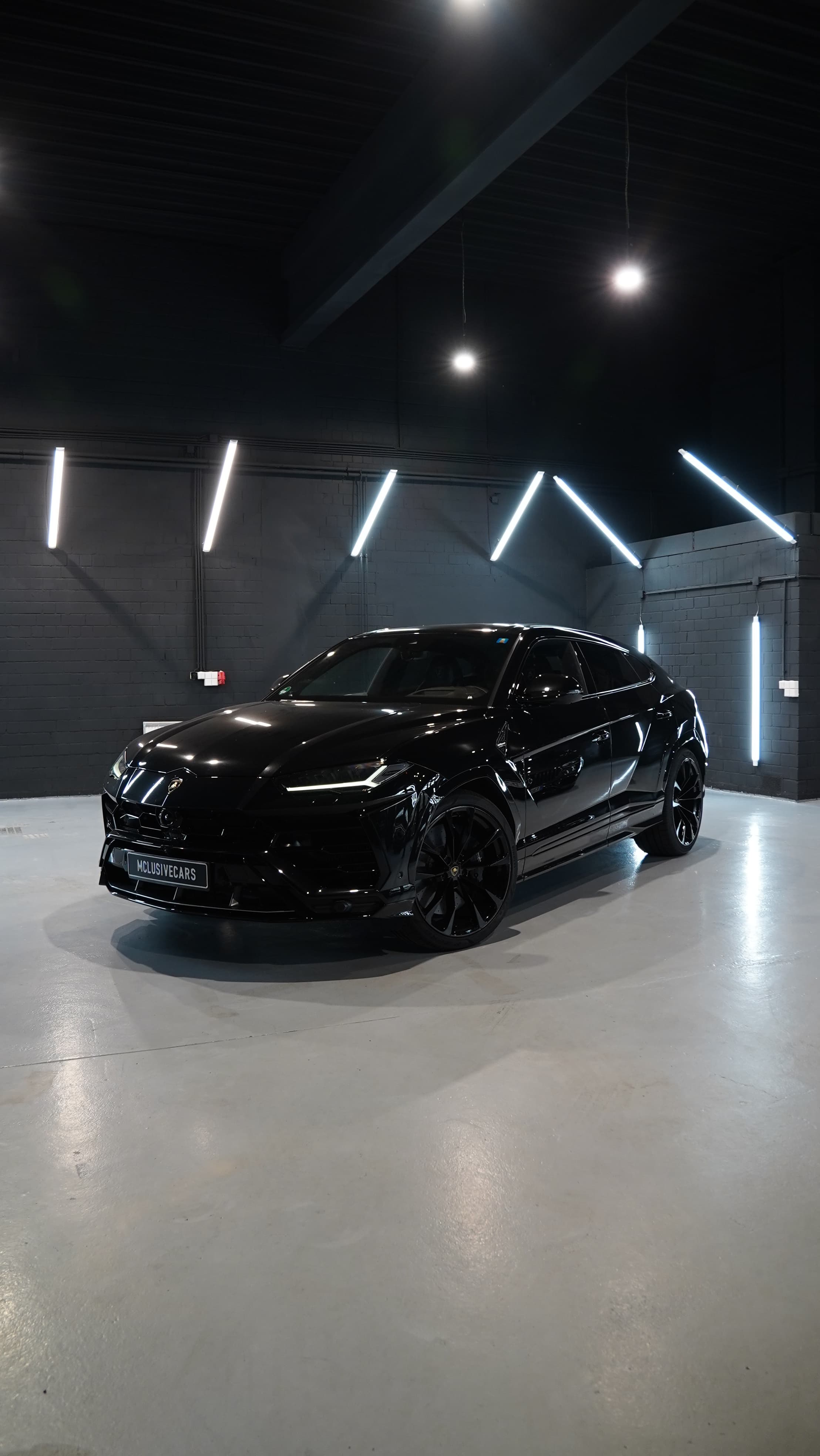 Lamborghini Urus in Schwarz, Frontansicht schräg von der Seite