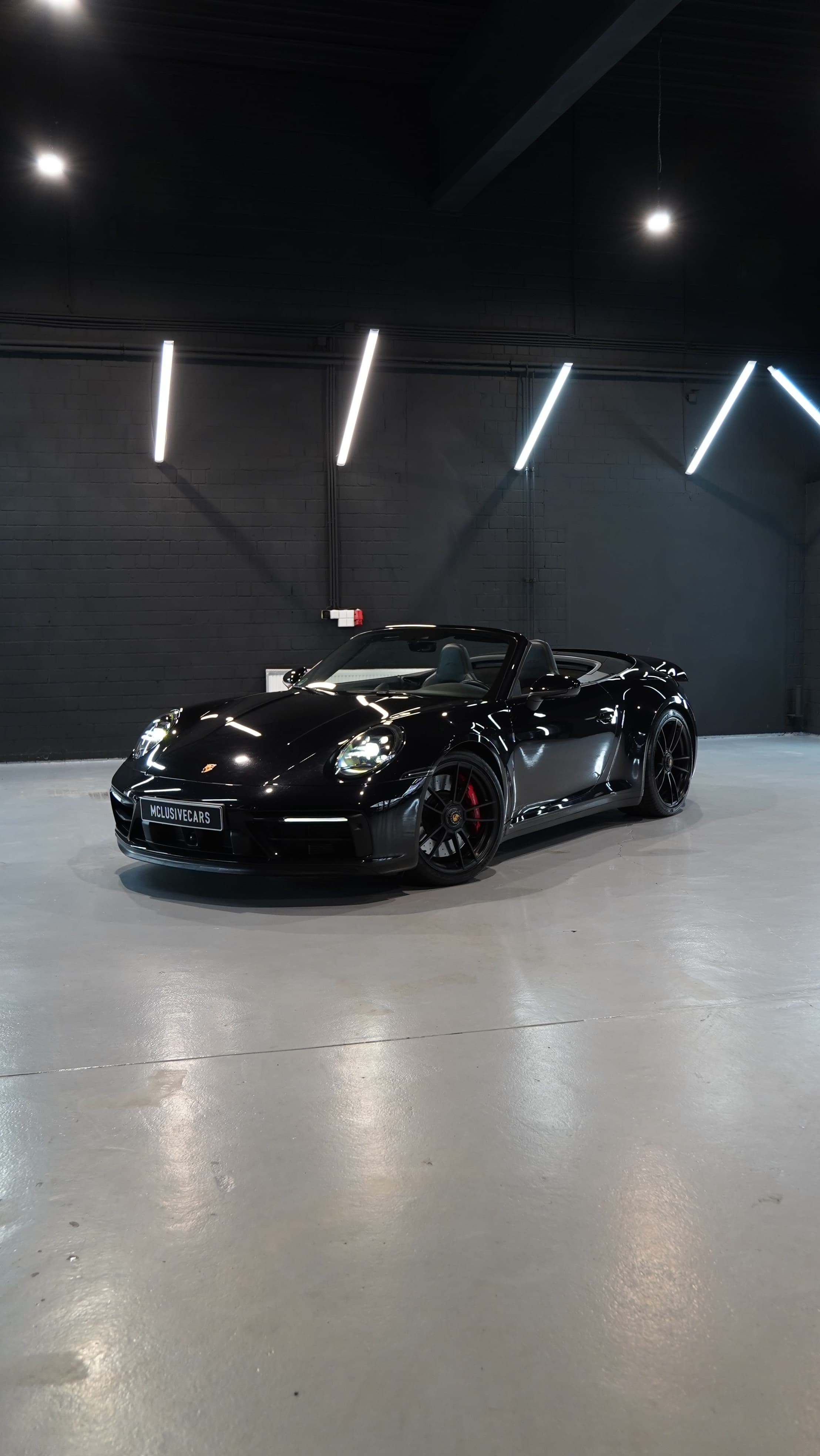 Porsche 911 Carrera 4 GTS Cabriolet in Schwarz, Frontansicht schräg von der Seite